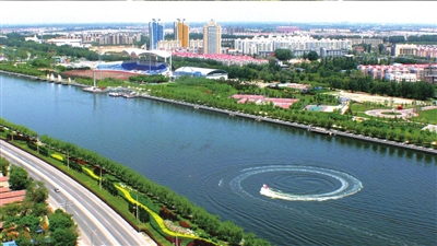 清澈的運(yùn)河水及兩岸綠色。