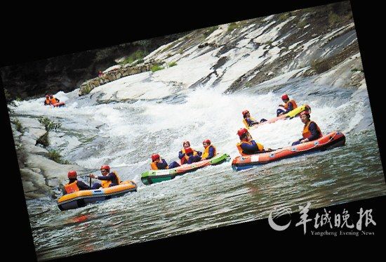 　　湖北紅安縣,游客在對(duì)天河漂流。