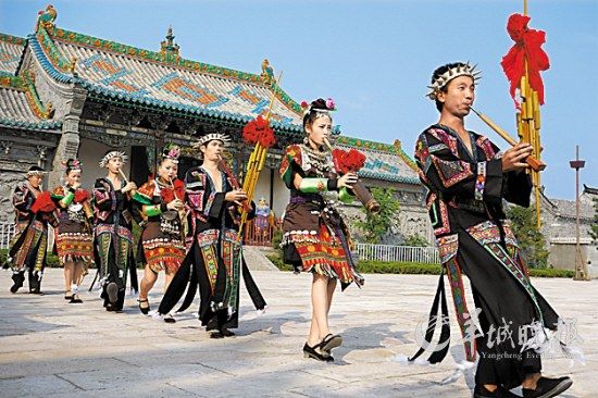 山東臺兒莊古城內，來自外地的演員表演蘆笙舞 王建華 攝