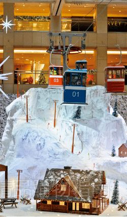 為了別出心裁,商場不惜花重金在商場里打造冰雪世界。