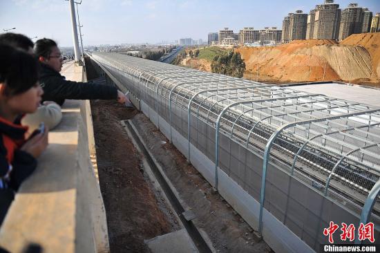 昆明地鐵脫軌事故直擊:擋風(fēng)玻璃已完全破碎(圖) 昆明地鐵脫軌事故直擊:擋風(fēng)玻璃已完全破碎(圖)