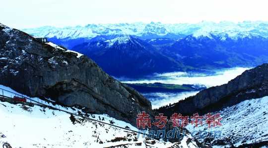  齒軌火車在皮拉圖斯山上穿行，如同紅色的龍?jiān)谏街杏芜? complete=