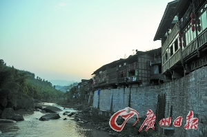 　　夕陽下的古鎮(zhèn)?！? complete=