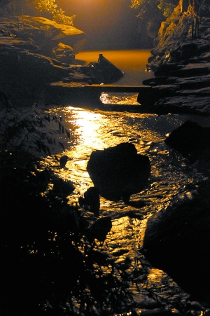 　　夜幕下古鎮(zhèn)江邊?！? complete=