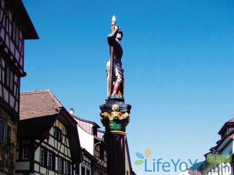 　　在那個春日艷陽的午后,一艘白色的游船在幽藍的圖恩湖上緩行。