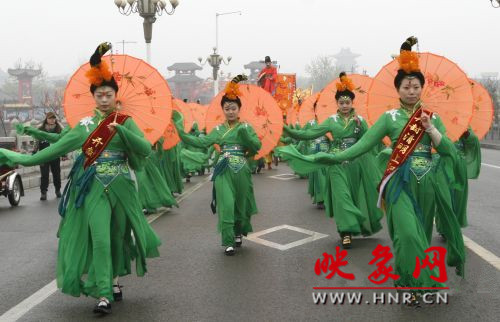 　　3月30日上午,開封市舉行2013中國(開封)清明文化節(jié)踏春巡游活動?！?　　