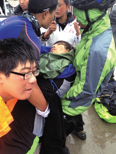 事發(fā)后,有驢友幫忙救治李翔(中)。驢友供圖