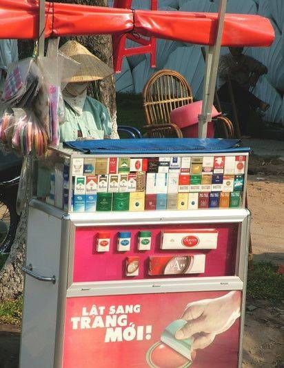 　煙攤，越南街頭隨處都是這樣的流動小攤。