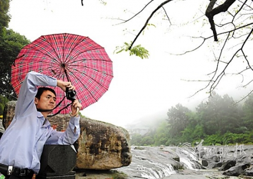 九鯉湖景區(qū)大霧籠罩,霧中美景若隱若現(xiàn),宛如人間仙境。
