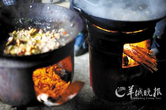 　　吃幾頓土家飯,喝幾杯土家酒,嘗幾塊土家肉。