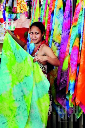 　　Pareo,這一幅幅有著漂亮圖案、色彩繽紛的布,是大溪地人最美的衣