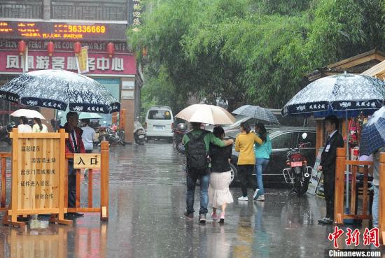 圖為“五一”小長假首日門票檢查仍偏松。楊華峰 攝