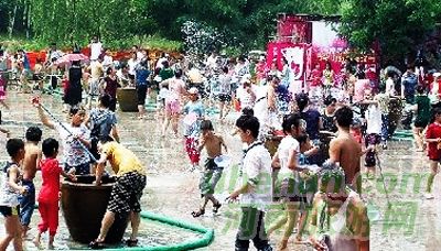 大宋武俠城夏季潑水節(jié)開幕 大宋武俠城夏季潑水節(jié)開幕
