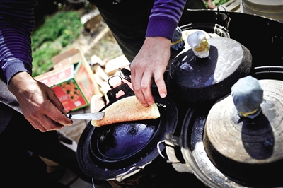 榆林街頭的特色小吃——攤餭(huáng)。