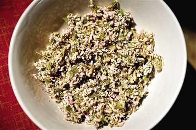 作為香料的扎蒙是一種陜北常見的細(xì)碎野花。