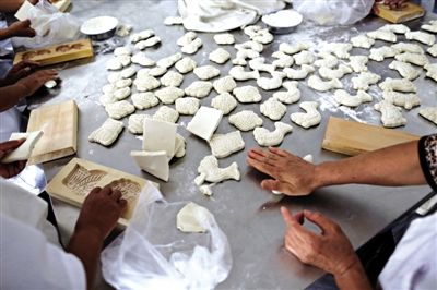 面花是黃驊最有特色的一種面食，常見(jiàn)于各種禮事和節(jié)日宴席上，充滿了儀式感。