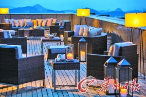 露臺能觀賞美麗山色。