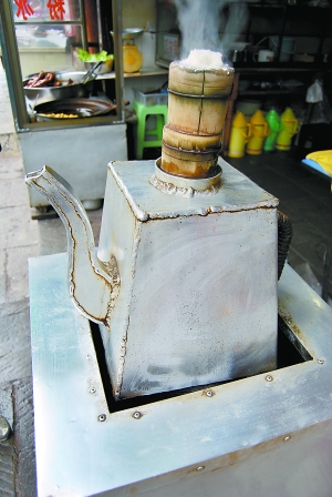 青巖古鎮(zhèn)的糕粑稀飯。