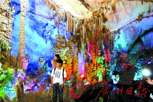 五光十色的封開龍山溶洞步移景換,令人贊嘆。