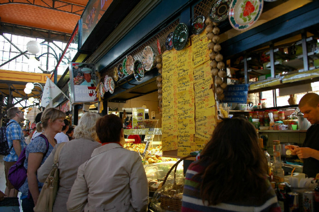 每個(gè)攤位前都是人 每個(gè)攤位前都是人