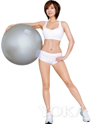 這個辣姐已經(jīng)是46歲超高齡啦，看人家的鉆石型小腹