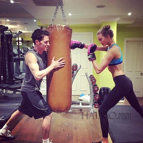 超?？ɡ颉た藙谒?(Karlie Kloss) 近期健身私照