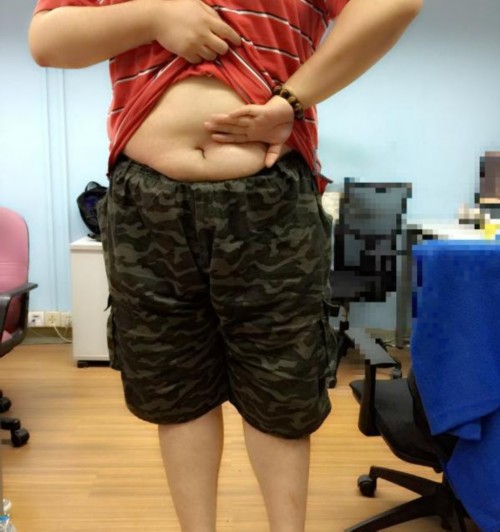 反手摸肚臍，逗b示范哈哈......