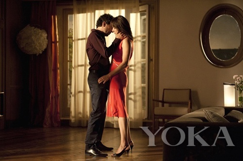 基本款用漿果色散發(fā)女人味，腰間的獨(dú)特設(shè)計(jì)更添風(fēng)情