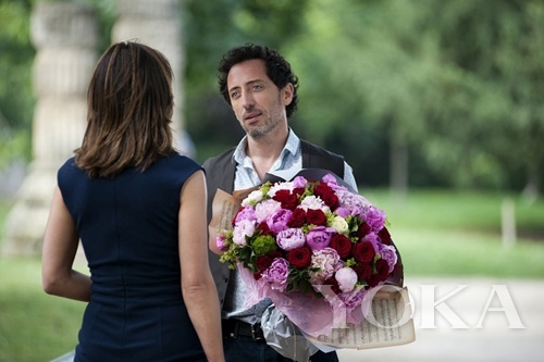 背影的完美同樣重要，衣服上的橫紋說明太緊繃、手肘處的橫紋說明肌質(zhì)老化。