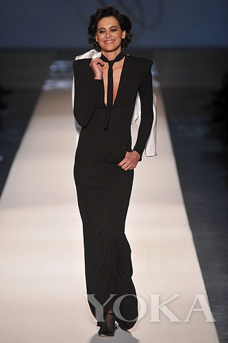 纖細(xì)的領(lǐng)帶既融于服裝，又升華造型