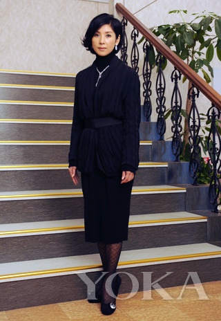 日劇《真我霓裳》中，飾演時裝大師的黑木瞳