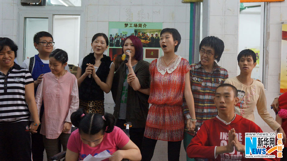 楊千嬅產(chǎn)后首亮相內(nèi)地 獲贈(zèng)嬰兒裝喜出望外 楊千嬅產(chǎn)后首亮相內(nèi)地 獲贈(zèng)嬰兒裝喜出望外