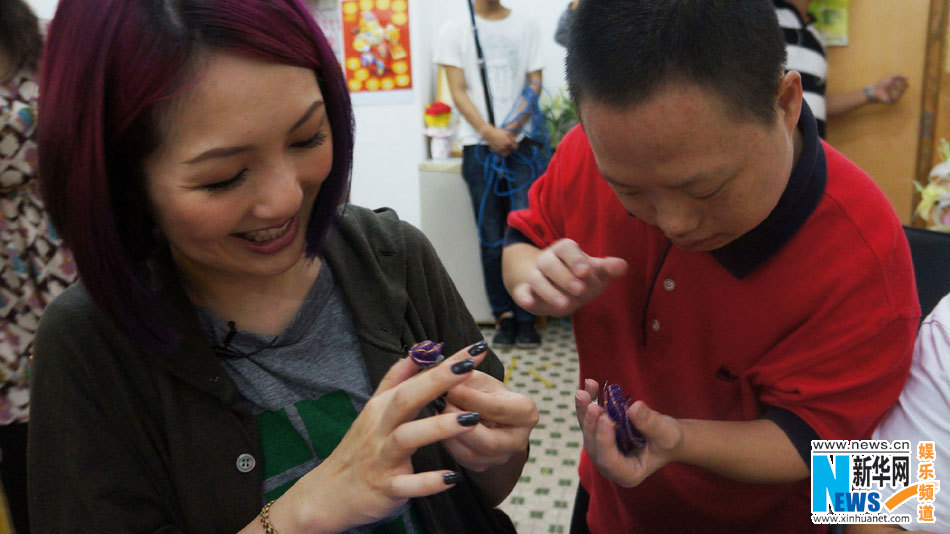 楊千嬅產(chǎn)后首亮相內(nèi)地 獲贈(zèng)嬰兒裝喜出望外 楊千嬅產(chǎn)后首亮相內(nèi)地 獲贈(zèng)嬰兒裝喜出望外