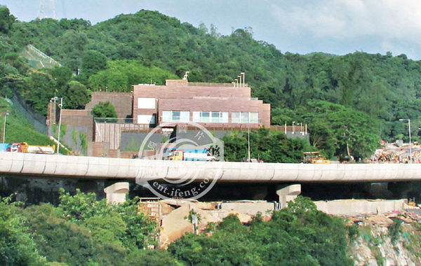 據(jù)悉，“皇宮”有3層高、分前后兩座大宅。前座兩層是邢家的游樂(lè)場(chǎng)，地下一層分別設(shè)有室外及室內(nèi)泳池，