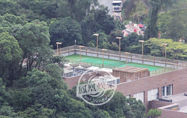 林青霞1994年6月29日嫁給香港商人邢李源，淡出影壇。林青霞婚后樂(lè)于相夫教女，其丈夫于2010年退