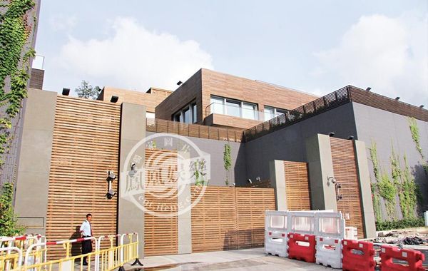 林青霞獲老公贈(zèng)價(jià)值9億多“皇宮”，圖為林青霞豪宅大門口。