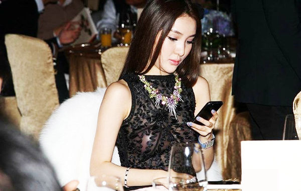 2013年11月30日，郭美美出席保利珠寶拍賣活動，現(xiàn)場郭美美一席透視的上衣性感現(xiàn)身，胸前乳貼顯露無