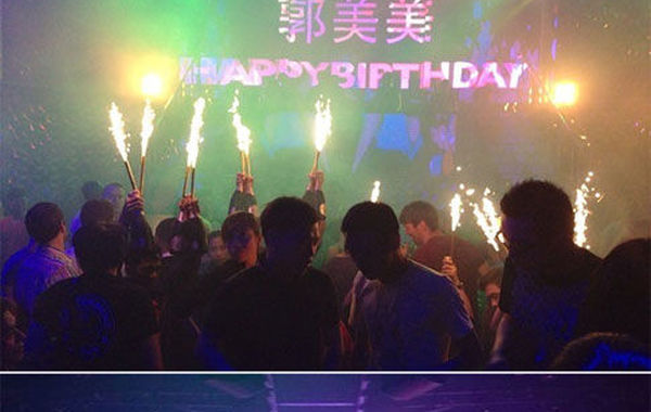 2013年6月16日下午，郭美美在網(wǎng)上曬出一組慶生照。通過照片可以看出，酒吧的巨大舞池中燃放焰火