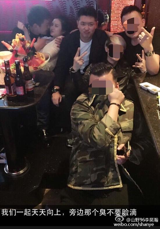 田源朋友辟謠稱左側(cè)抱著女子親吻的是田源的發(fā)小，女子的男友。