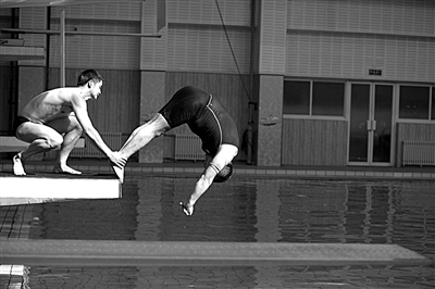 田亮正在給陳光標(biāo)把關(guān)、塑形。