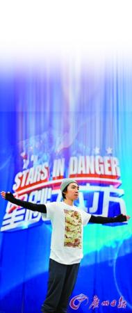 俞灝明以一個干凈利落的動作從3米臺一躍而下。