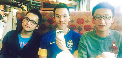 何猷啟在微博上載他在波士頓讀書的照片，與同學(xué)的生活很普通