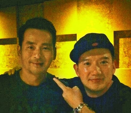 周焯華作為《低俗喜劇》投資人，與男主角杜汶澤合照。