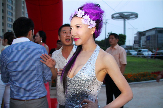 龔玥菲露背亮相車模決賽 露G奶 龔玥菲露背亮相車模決賽 露G奶