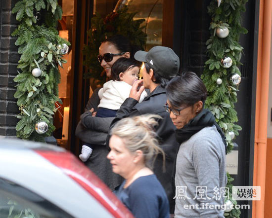 吳彥祖攜帶妻女外出逛街，小寶貝萌態(tài)十足。