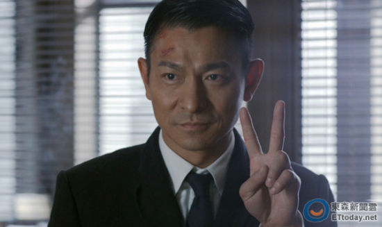 媒體爆料17年前華仔拍戲踢壞直升機(jī)。