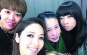 侯佩岑（中）14日在微博公開(kāi)近照，被粉絲看出臉變圓。