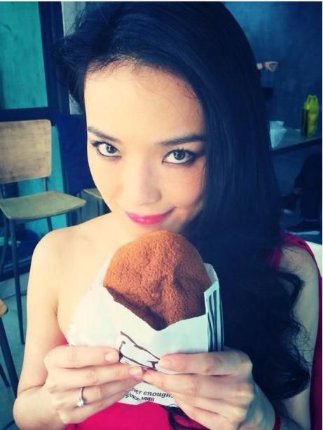 舒淇曬鴿子蛋戒指。 舒淇曬鴿子蛋戒指。