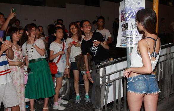 嫩模仙樂(lè)都性感著裝惹大叔圍觀，無(wú)懼與馬來(lái)西亞美女比身材。