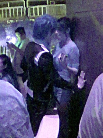 鄭嘉穎夜店與女子貼胸熱吻